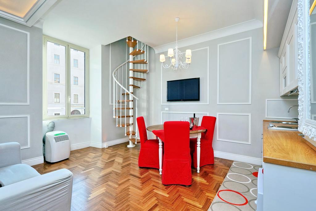 Elegant Vibia 300 Mt From Colosseum *