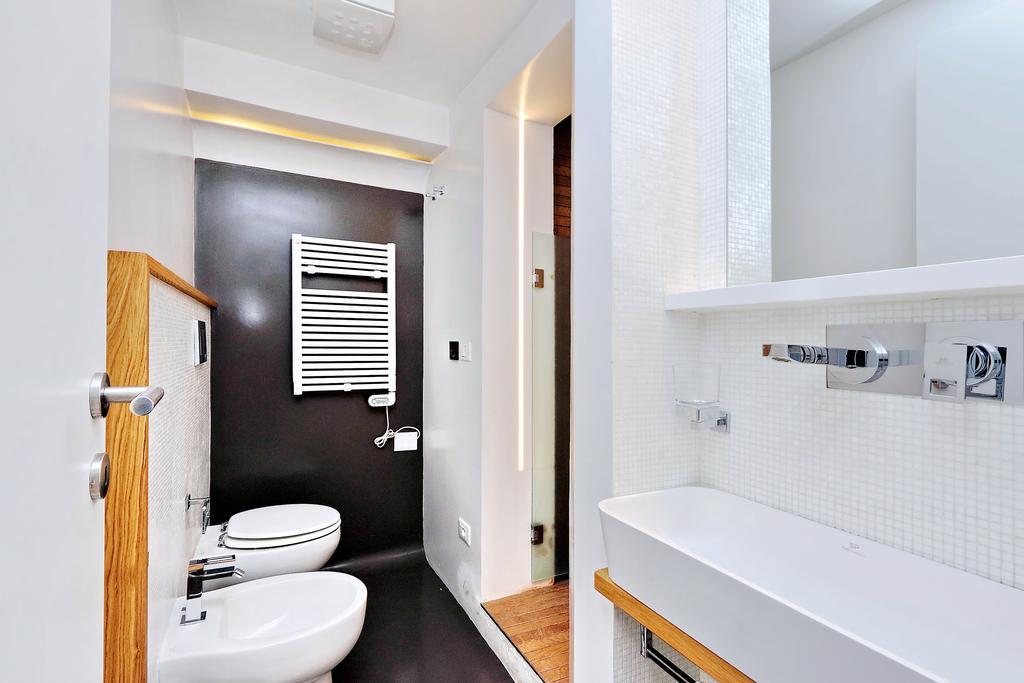 Elegant Vibia 300 Mt From Colosseum